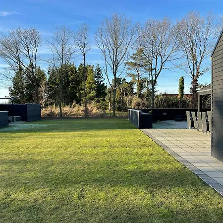 Дом отдыха Spacious Family Friendly House By Ringkobing Fjord